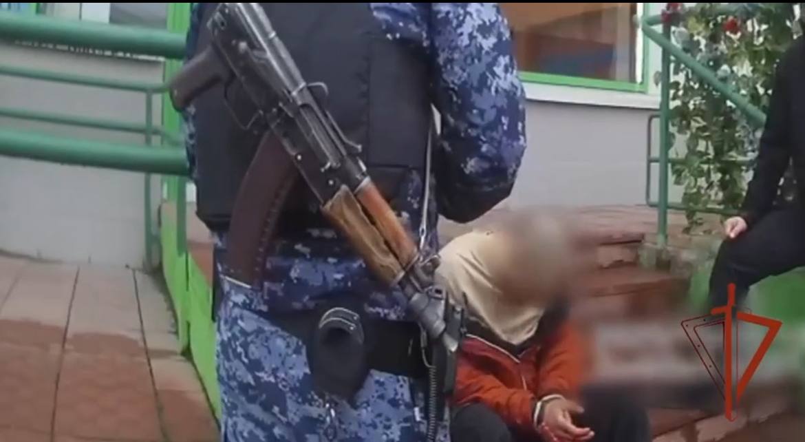 Мужчина ограбил магазин в Москве и ударил охранника бутылкой по голове