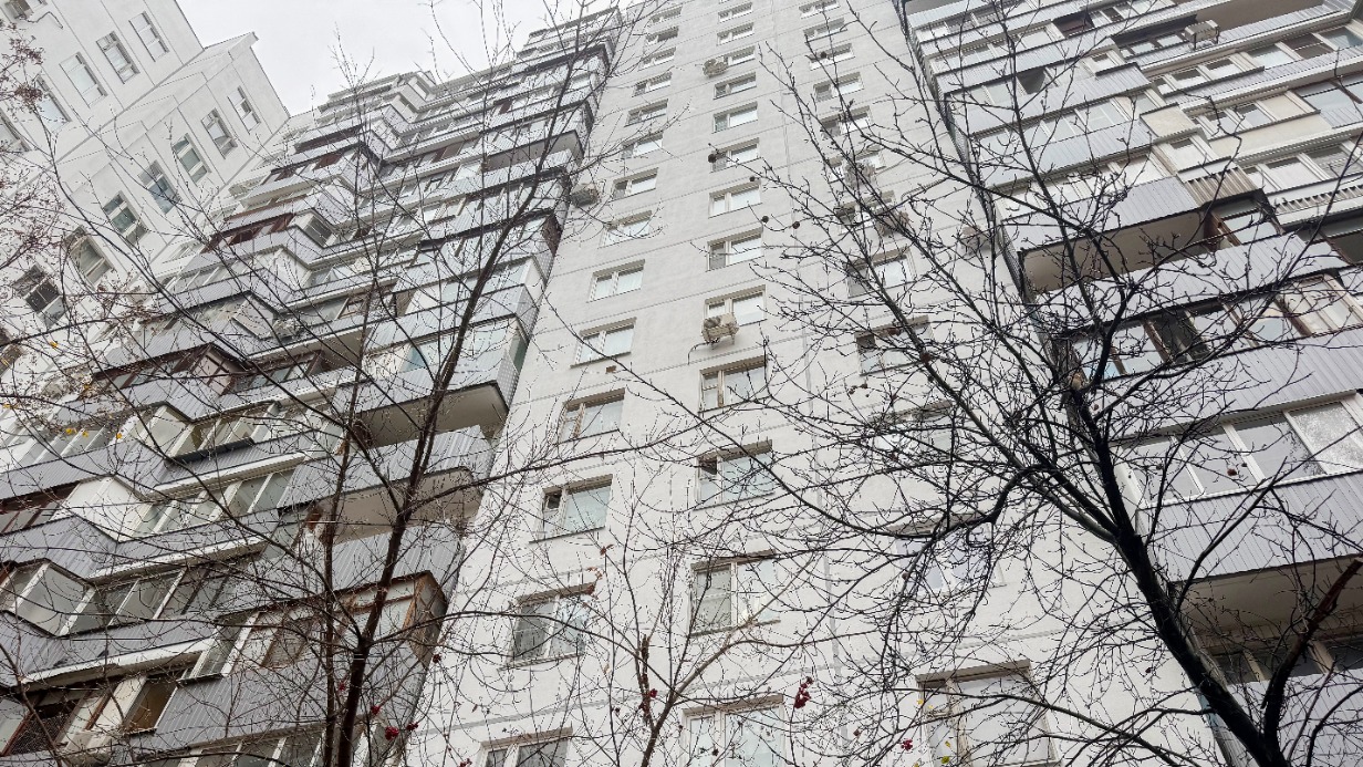 В районе Западное Дегунино по современной технологии обновили фасад многоквартирного дома