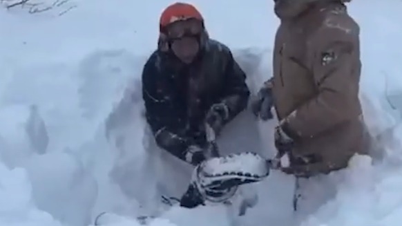 Туристку откопали лопатами в Хакасии после того, как ее снесло снежной лавиной