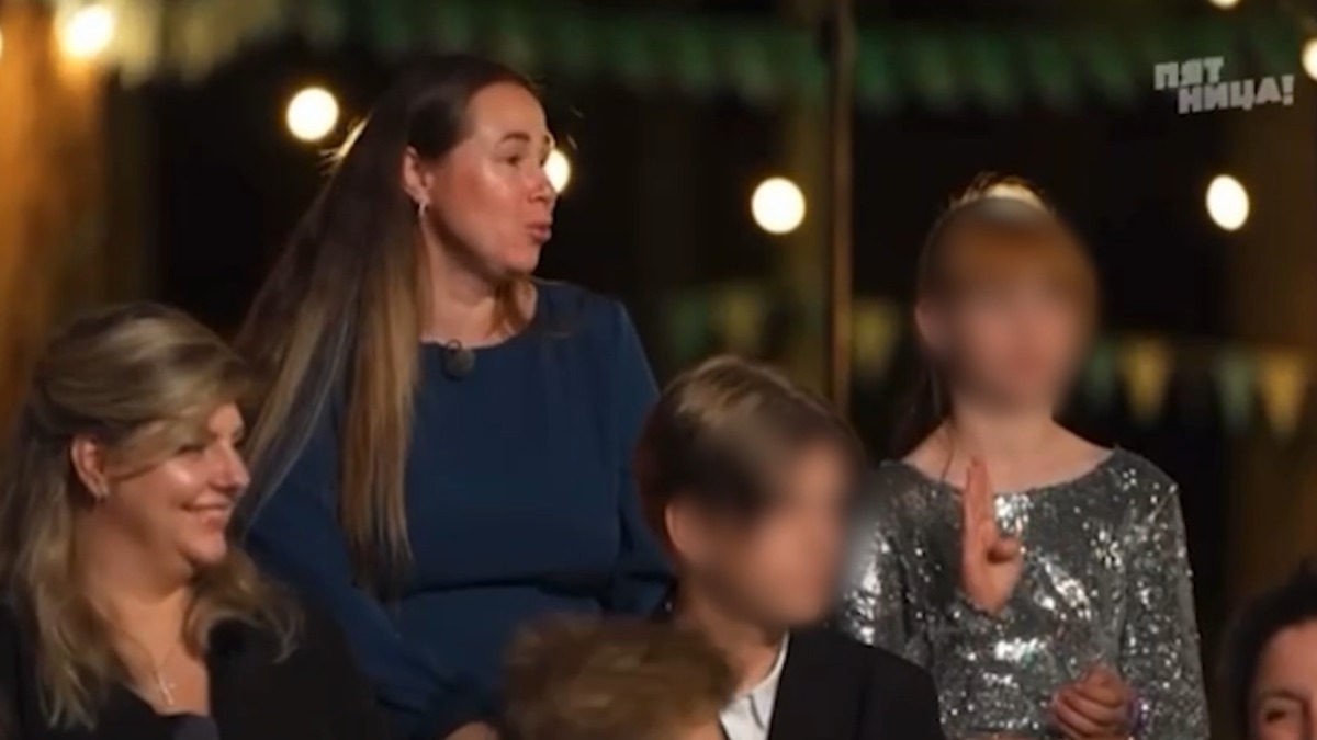 Девочка показала жест о помощи на шоу «Школа»: кто она и что с ней случилось