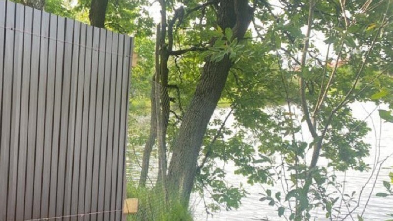 Частники незаконно загородили жителям Пушкина и Истры проход к местным водоемам