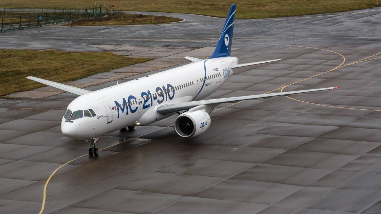 Второй импортозамещенный самолет МС-21 пролетел почти через всю Россию