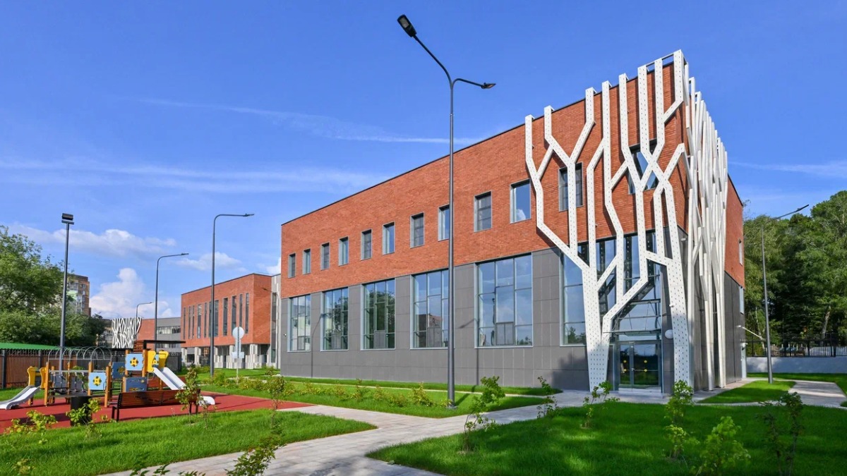 Владимир Ефимов: С начала года за счет городского бюджета в столице построили и реконструировали 14 объектов образования