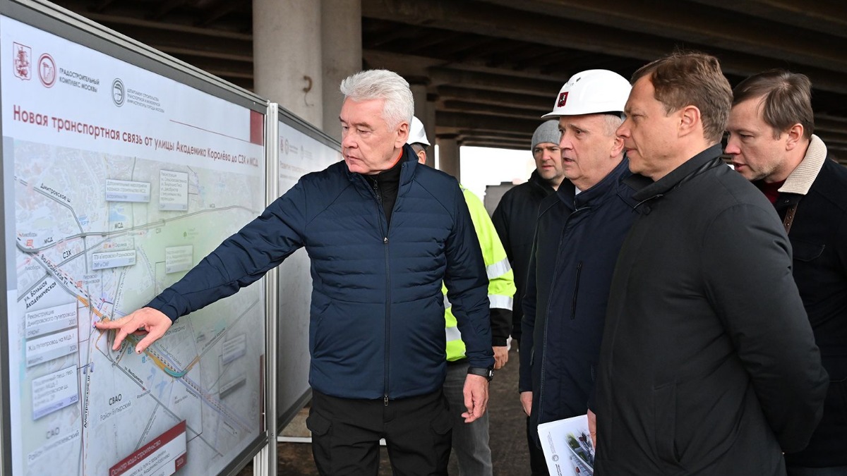 Мэр Москвы Сергей Собянин, глава Департамента строительства транспортной и инженерной инфраструктуры города Василий Десятков, заместители мэра Москвы Максим Ликсутов и Владимир Ефимов осмотрели ход строительства дороги-связки