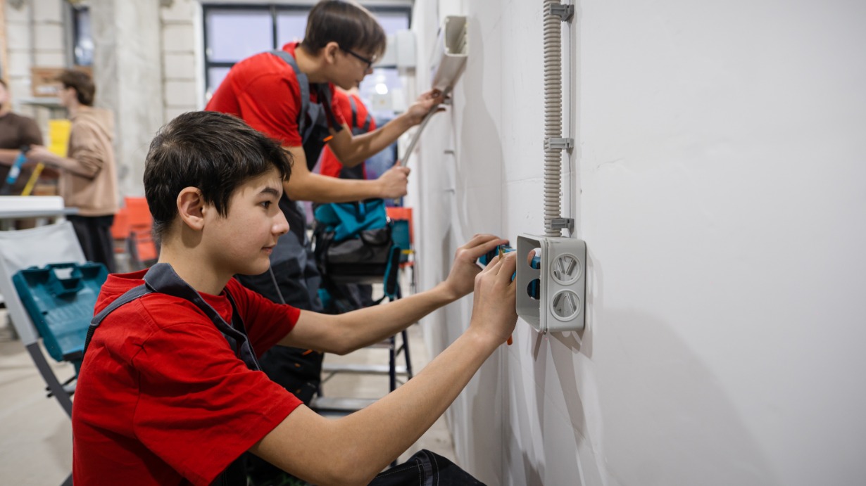 Столяры, рекламные агенты, электромонтеры: юные москвичи могут получить профессию до окончания школы 