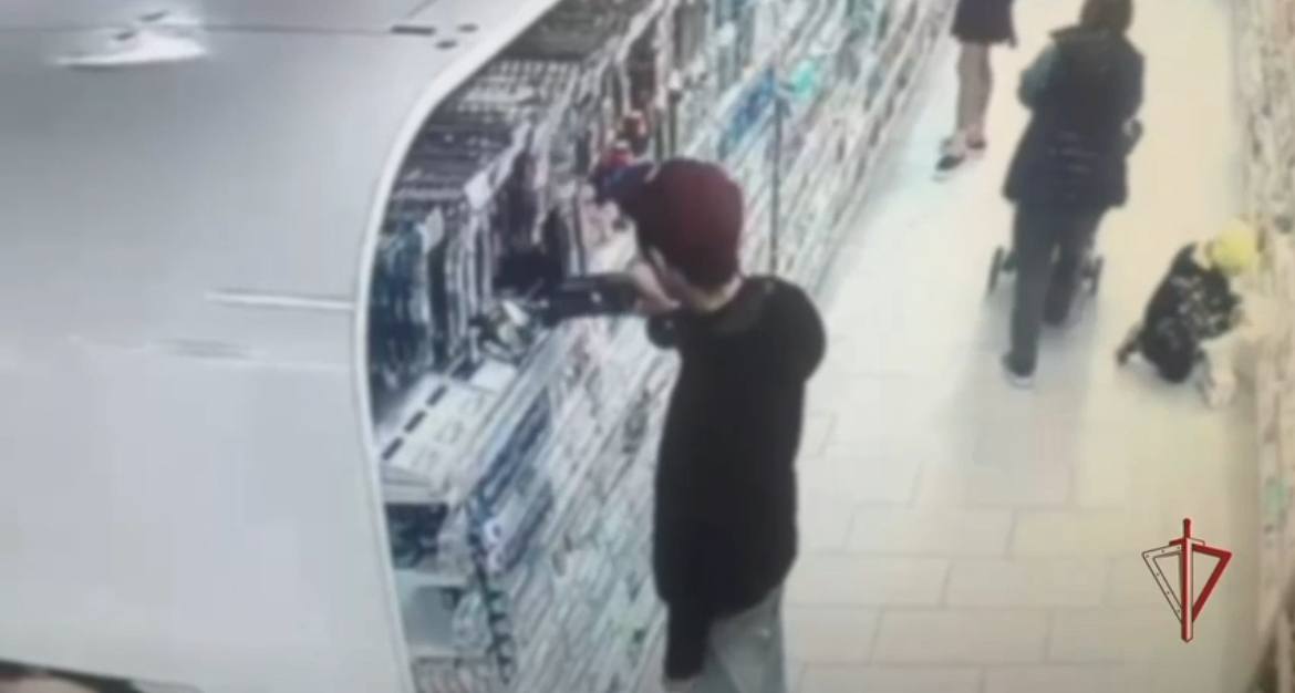 Двоих москвичей задержали за кражу продуктов из магазина