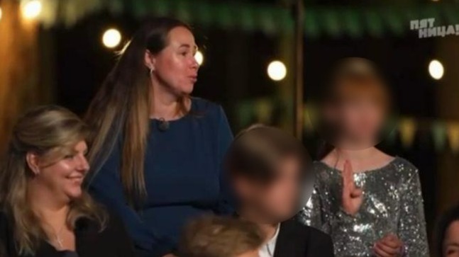 Мать девочки, показавшей международный жест помощи в эфире, объяснила ее поступок