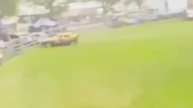 Гоночный автомобиль врезался в толпу людей в Австралии