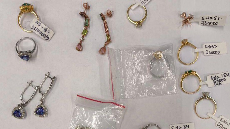 «Вез для друзей»: Иностранца поймали в Шереметьеве с ювелиркой на 9,4 миллиона