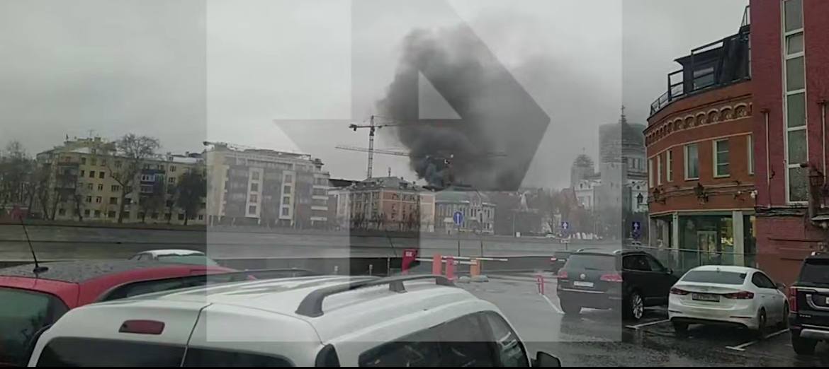 Стройматериалы вспыхнули рядом с храмом Христа Спасителя в Москве