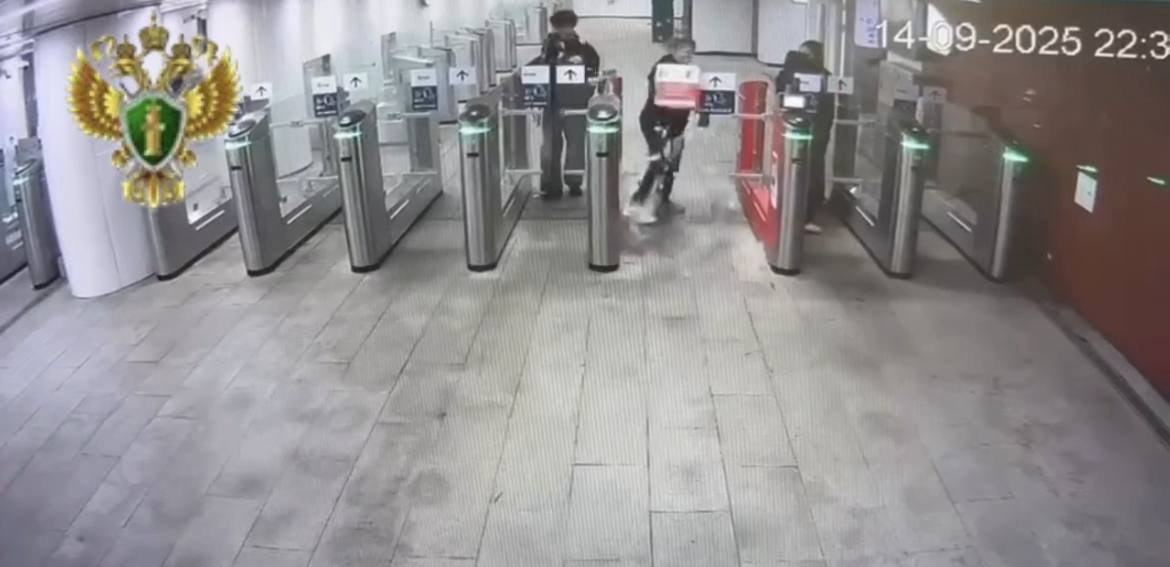 Суд в Москве оштрафовал жителя Подмосковья, с ноги разбившего створку турникета