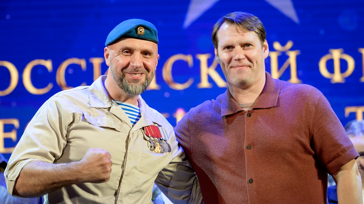 Военнослужащий, ветеран боевых действий, участник СВО Вячеслав Корнеев и режиссер концерта Андрей Запускалов на финале музыкального конкурса среди военнослужащих «Катюша»