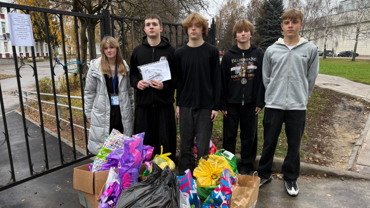 Вожатая Ева Полянская и учащиеся школы № 2065 Игорь Цымбулов, Данил Богатырев, Тимофей Киселев и Матвей Галанин собрали гуманитарную помощь для бойцов СВО