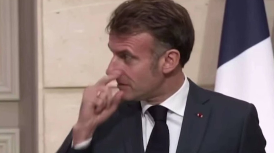 Макрон трижды подал странный знак Зеленскому, проведя пальцем под носом