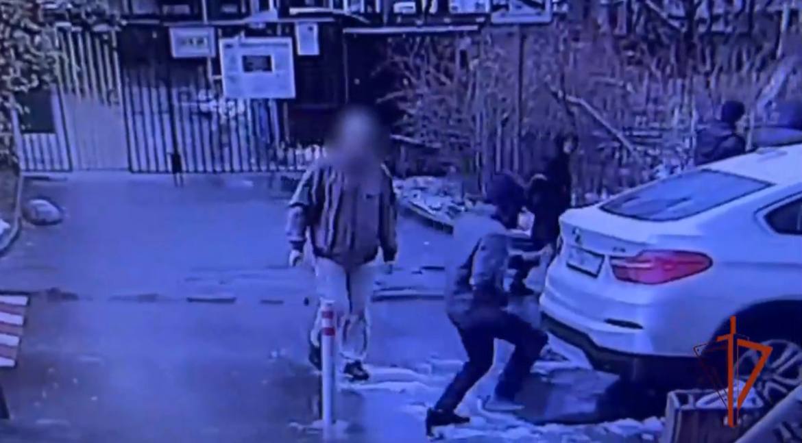 Житель Москвы начал ссору с компанией на улице и порезал одному из людей куртку