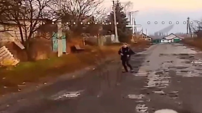 Дрон ВС РФ у Красноармейска пощадил мужчину, который начал креститься