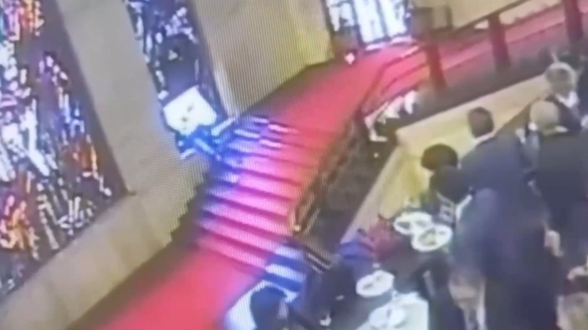 Итальянский чиновник упал в министерстве и пробил исторический витраж 1932 года