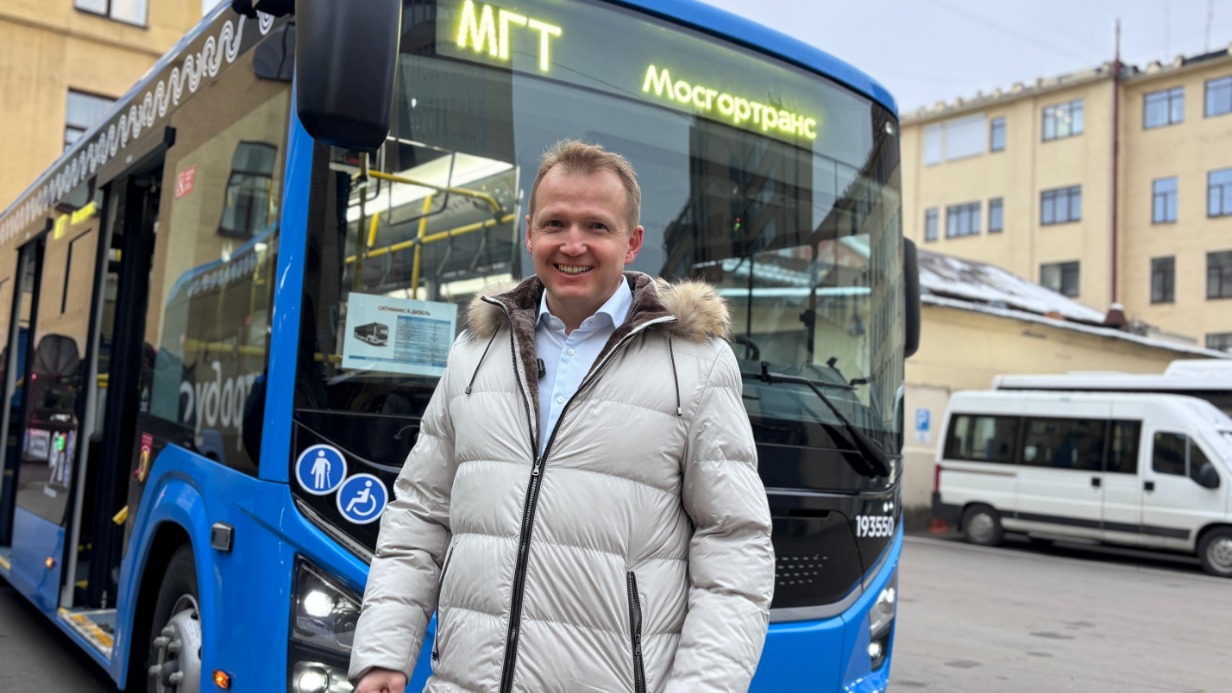 Генеральный директор ГУП «Мосгортранс» Николай Асаул презентовал новую модель городского автобуса. Первые машины протестируют и при необходимости доработают на производстве после отзывов водителей