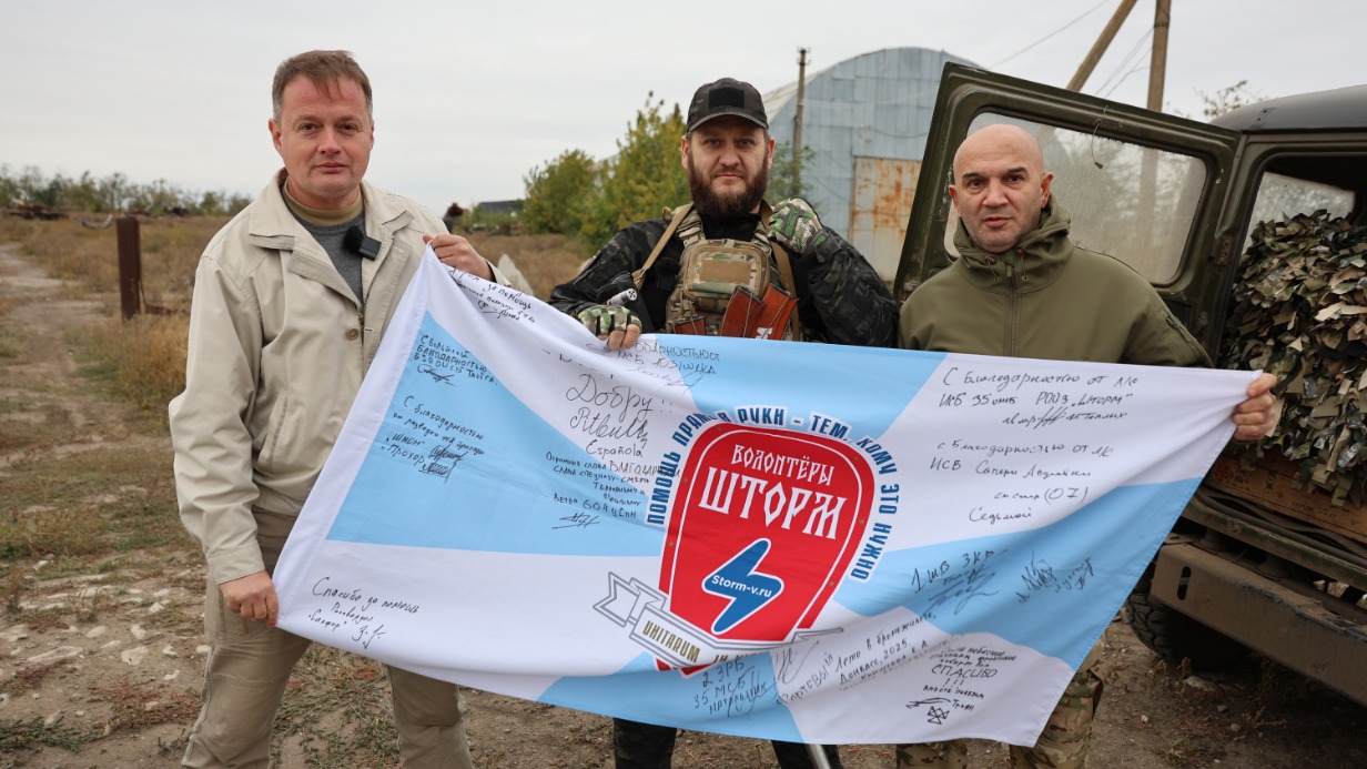 Руководитель МООВ «Шторм» Андрей Стрелец, боец отряда «Шторм» 60-й ОМБР Дмитрий Шимко, волонтер Шахин Амирасланов во время передачи гуманитарного груза — дрона и другого необходимого на передовой оборудования