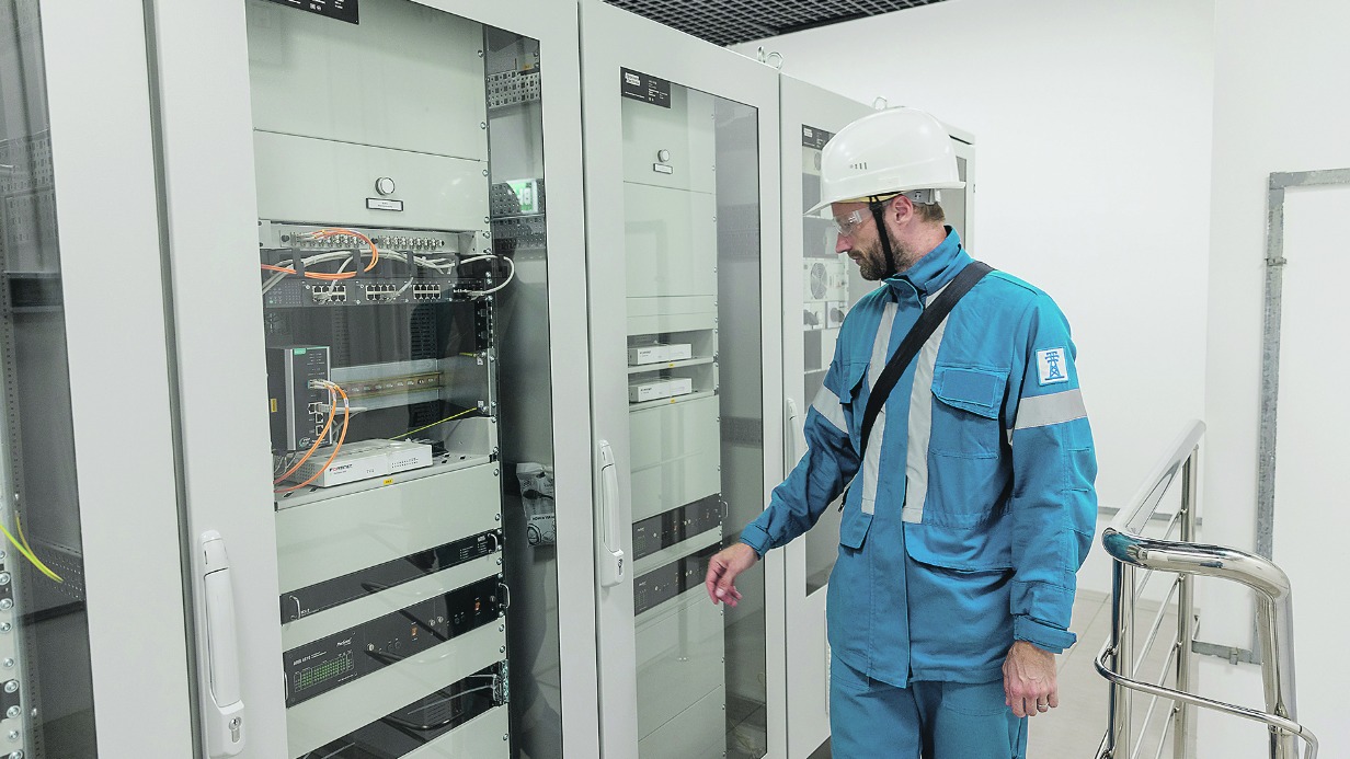 Энергетик Московского нефтеперерабатывающего завода проводит осмотр передового оборудования