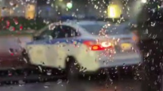 Полицейский автомобиль застрял на трамвайных путях на юге Москвы