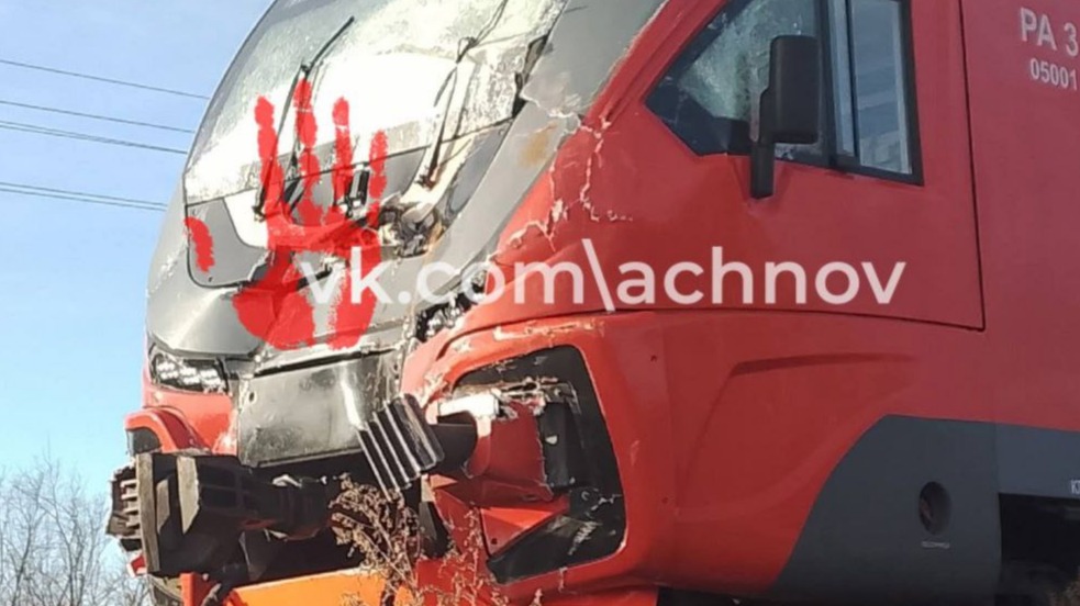 Пассажирский поезд протаранил мусоровоз под Челябинском