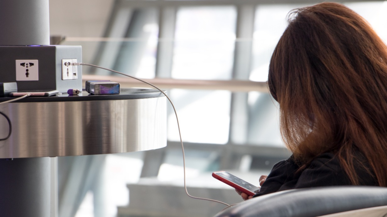 Опасно ли заряжать телефон в аэропорту? В чем опасность зарядных станций?