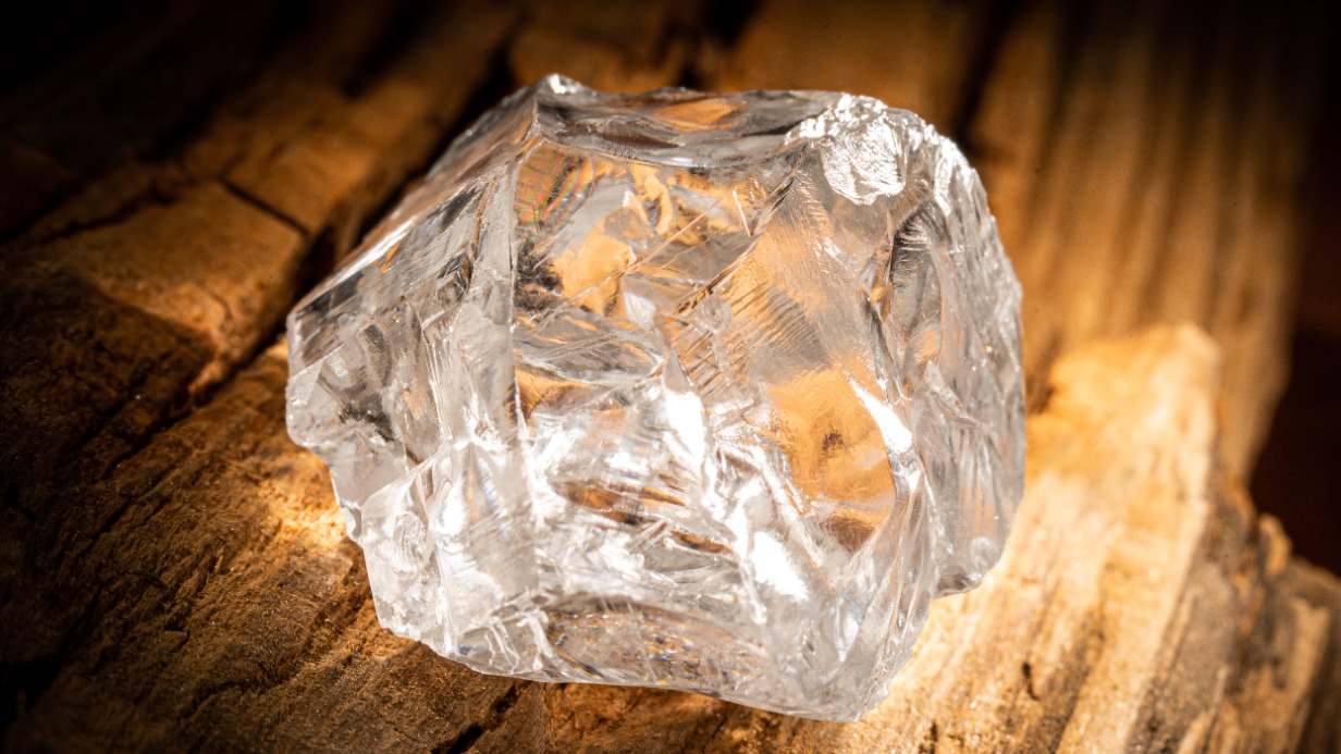 Два уникальных алмаза весом 55 и 135 карат добыли в Архангельской области