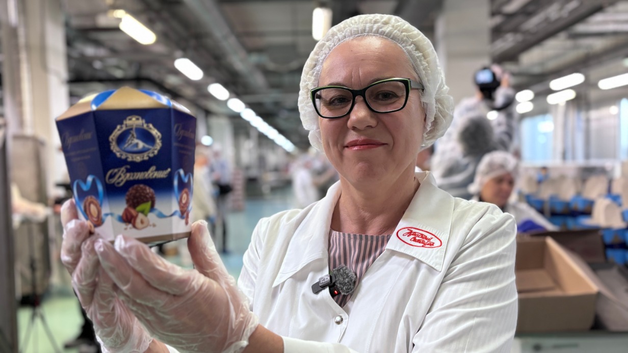 Директор Музея истории шоколада и какао Марина Жданович провела экскурсию по предприятию, производящему сладости. Посетители смогли оценить ассортимент одной из старейших городских фабрик