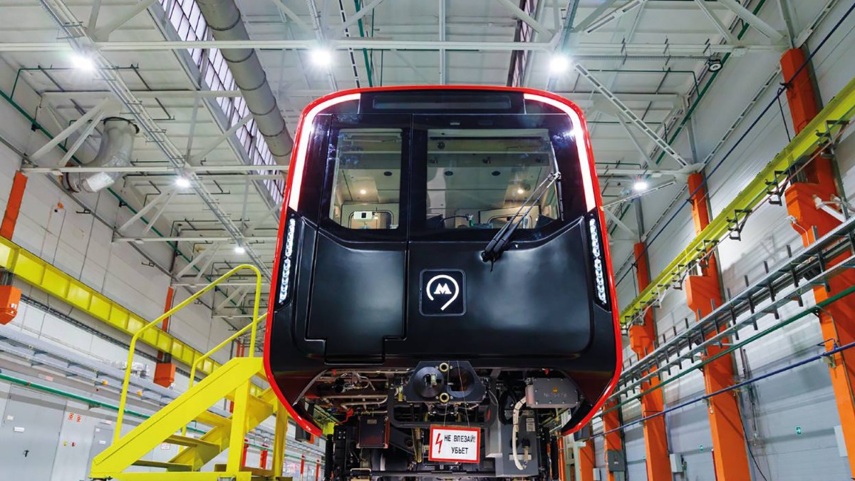 Полностью собранный новый вагон «Москва-2026» ждет своего часа на заводе