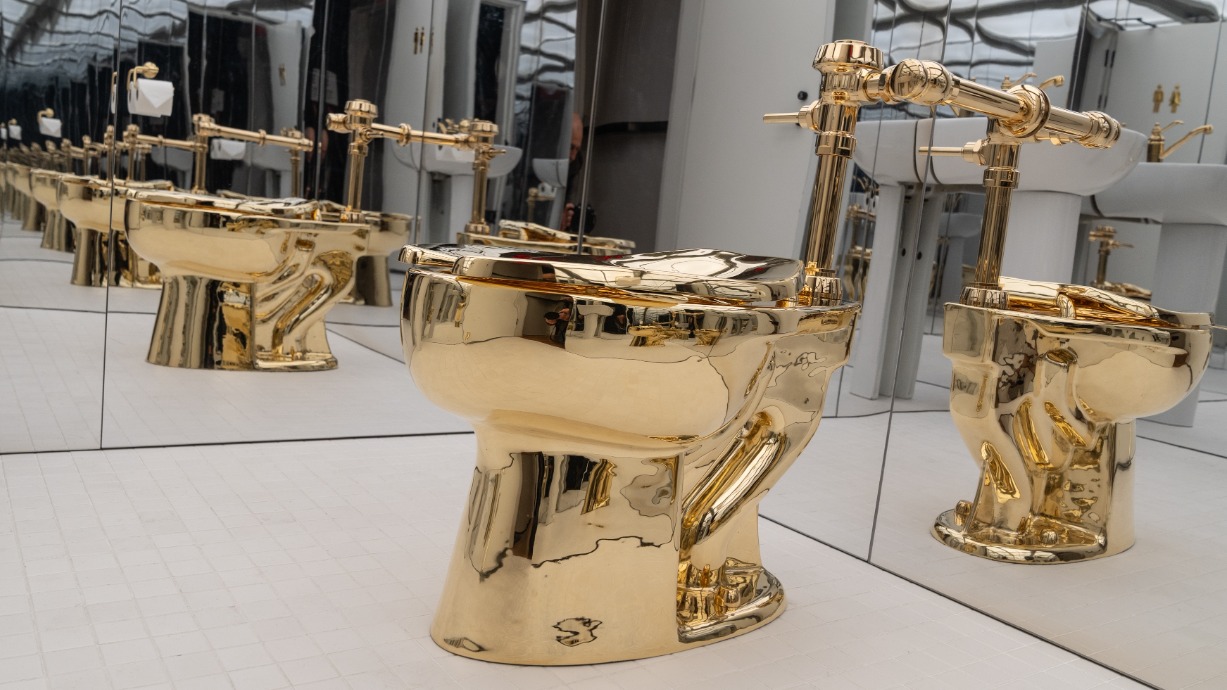 Золотой унитаз «Америка» продали на аукционе за 12 миллионов долларов