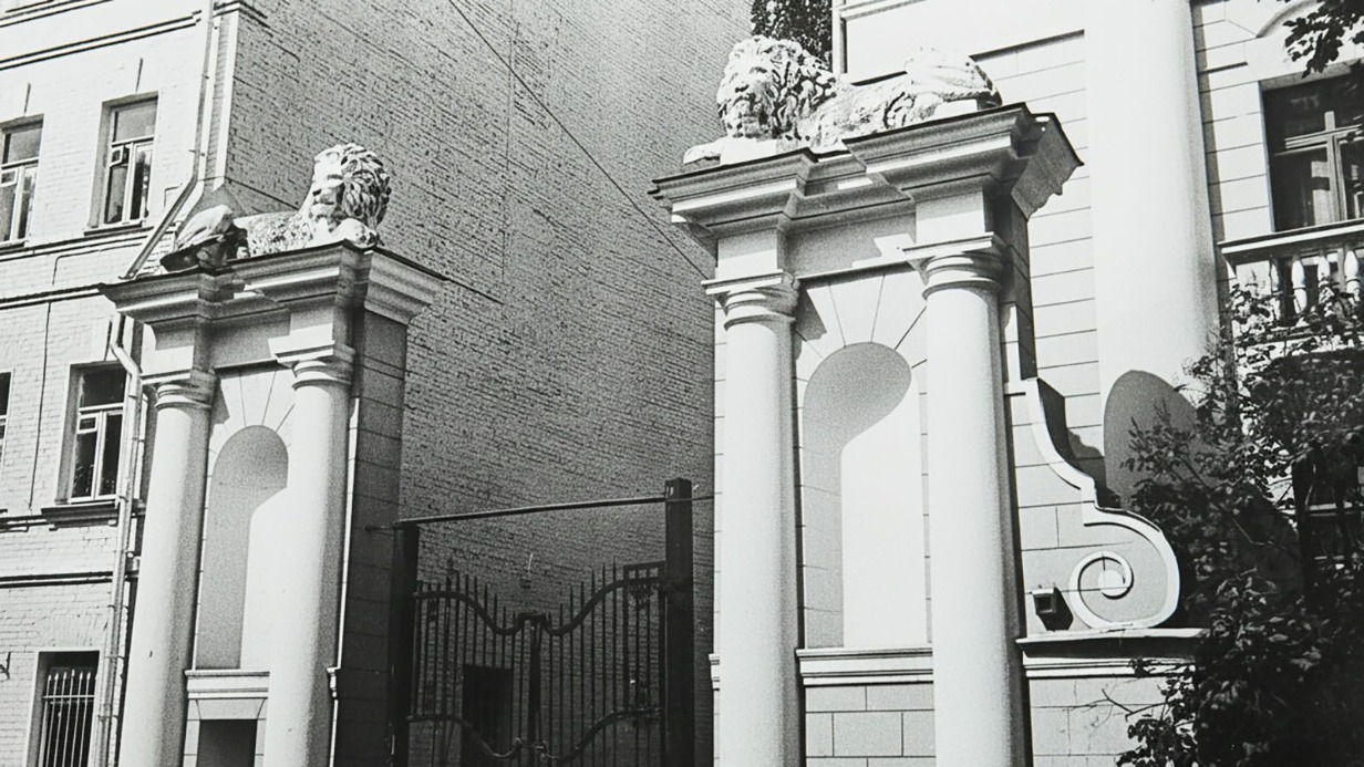 Началась реставрация скульптур львов на пилонах здания в Ермолаевском переулке