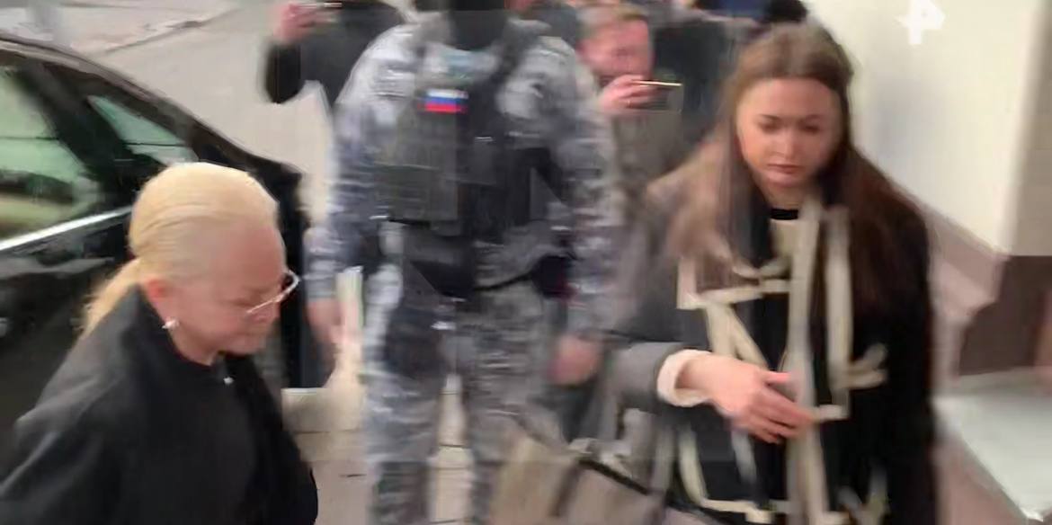 Певица Долина прибыла в суд на заседание по делу об афере с ее квартирой