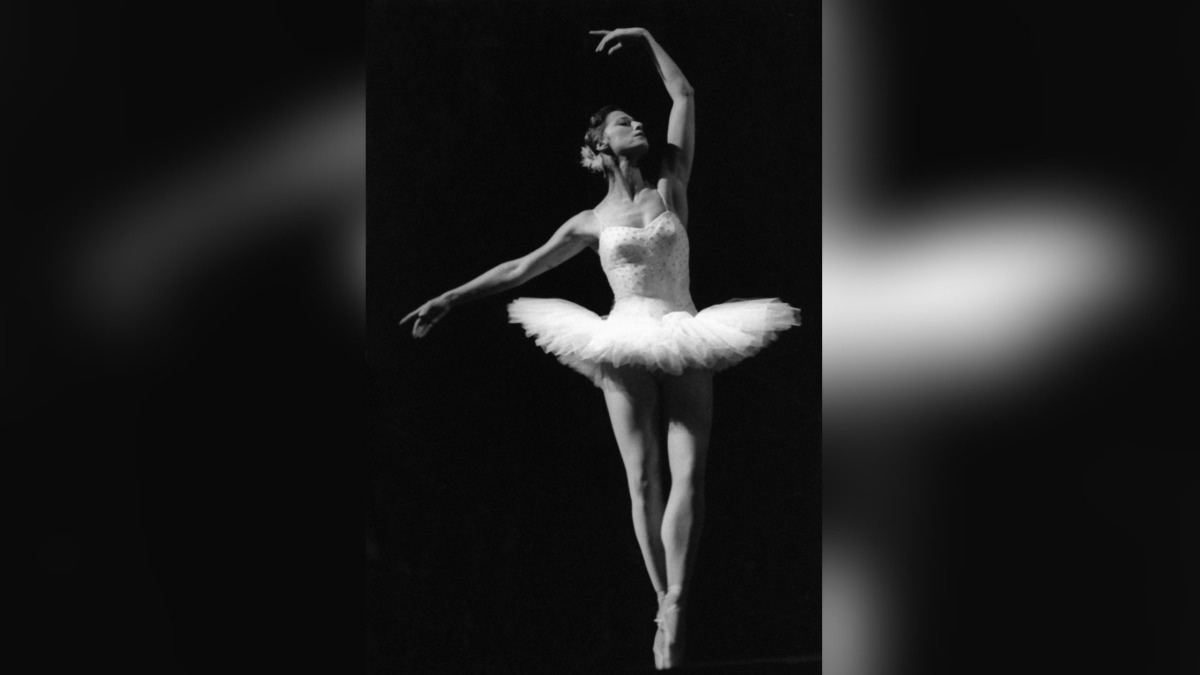 Майя Плисецкая в хореографической миниатюре на музыку Сен-Санса «Умирающий лебедь»