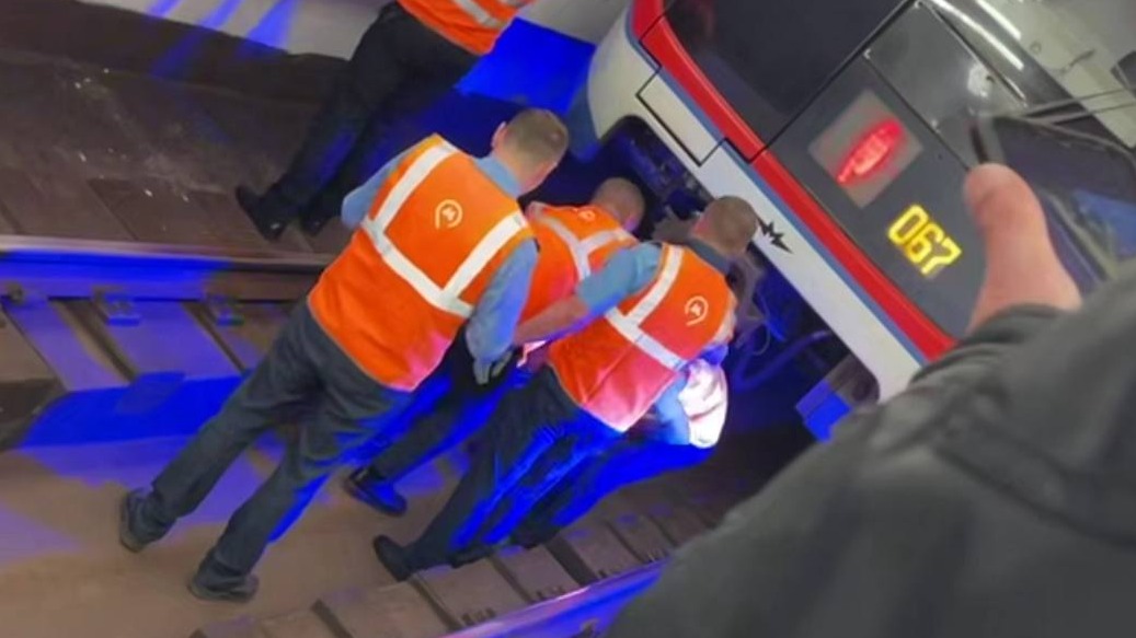 Женщина упала под поезд на станции московского метро «Полежаевская»