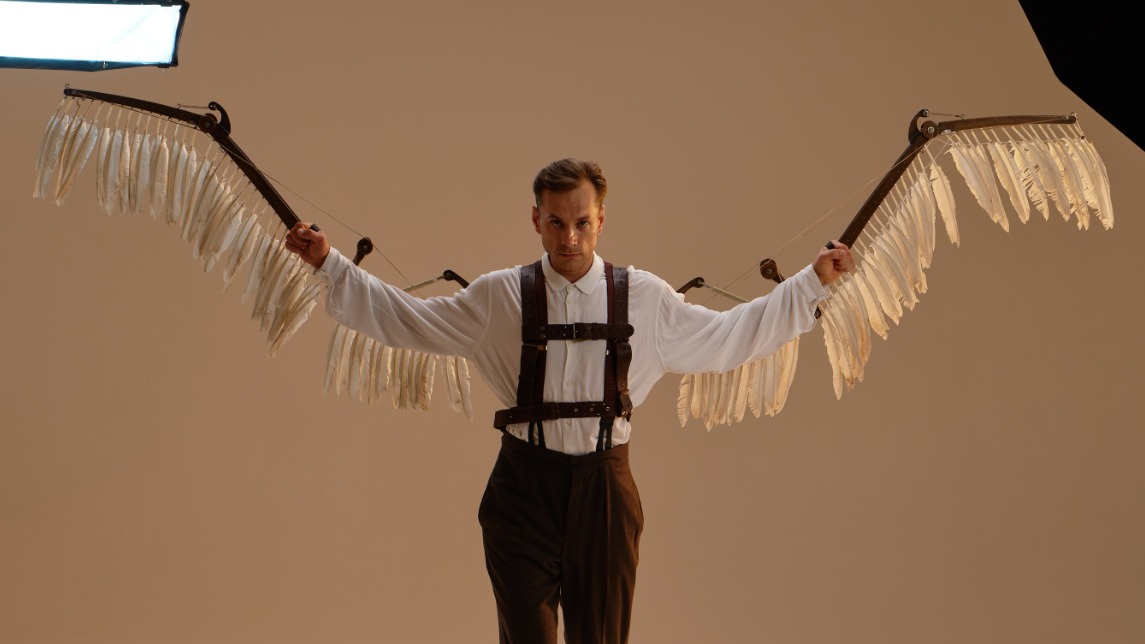 Александр Горбатов в роли Платонова в фильме «Авиатор» примерил хитрую конструкцию в виде крыльев