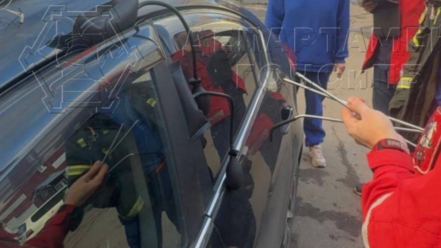 Спасатели вызволили запертого в машине в Новой Москве 10-месячного ребенка