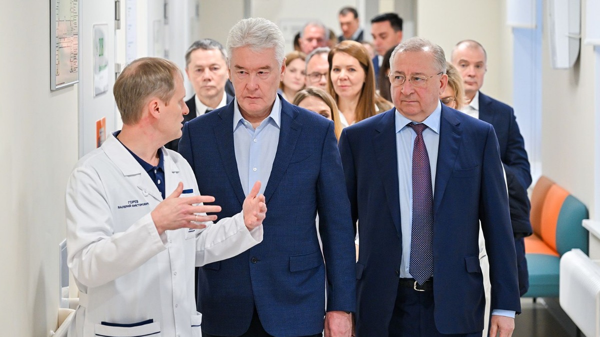 Главный врач Морозовской детской больницы Валерий Горев, мэр Москвы Сергей Собянин и президент ПАО «Транснефть» Николай Токарев открыли Центр ранней помощи