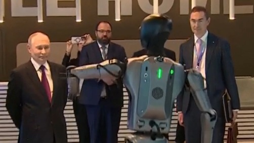Первый ИИ-робот Сбера станцевал для Путина