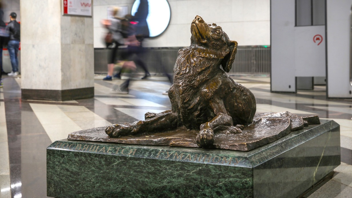 Какие легенды связаны с памятниками станции «Площадь Революции»