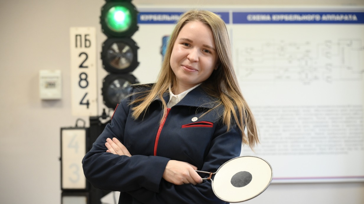 Студентка Корпоративного университета Транспортного комплекса Анна Подзорова проходит обучение по профессии «Дежурная по станции». Девушка исполняет свою мечту — работать в метро Москвы