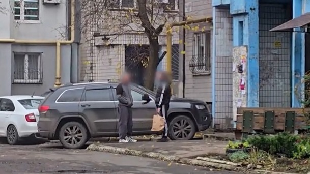 ФСБ опубликовала видео задержания агента, пытавшегося отравить офицера ВС РФ