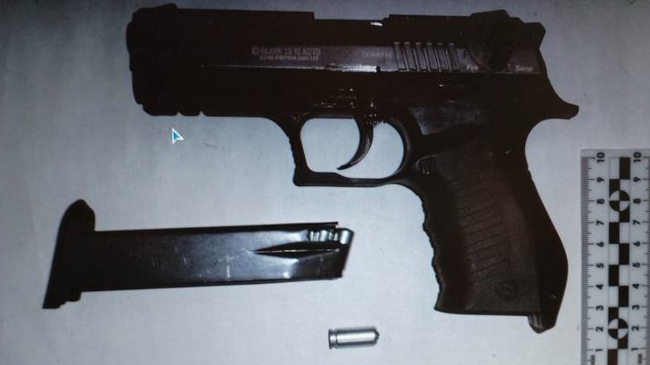 Полицейские задержали в Москве водителя с самодельным пистолетом и наркотиками