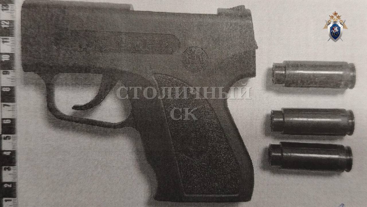 Мужчине, выстрелившему в подростка из пистолета в метро, предъявили обвинение