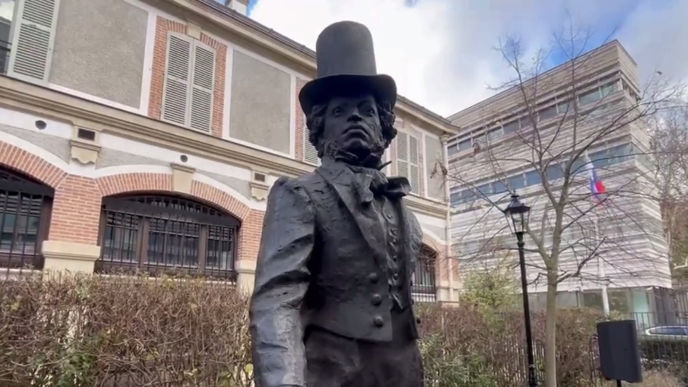 Памятник Пушкину открыли в Париже