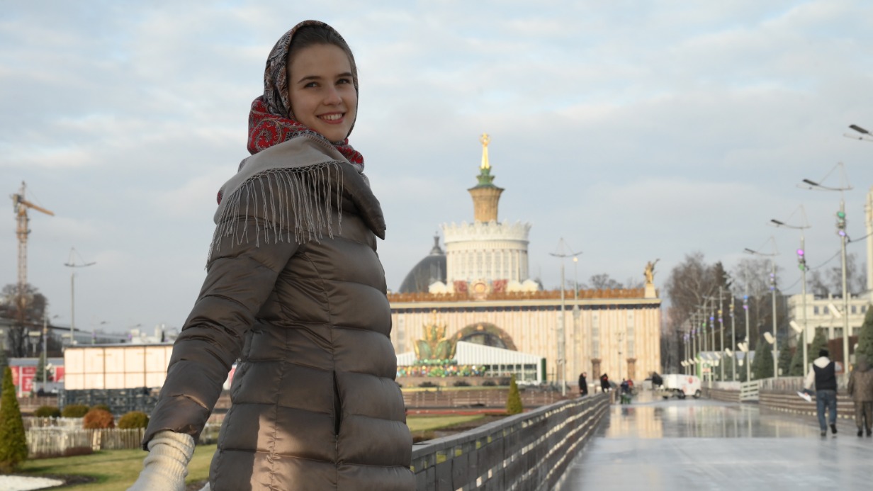 Сотрудница ВДНХ Алена Сапалова оценила ход работ на самом большом катке столицы. Практически все готово к приему гостей, остались финальные штрихи перед открытием сезона