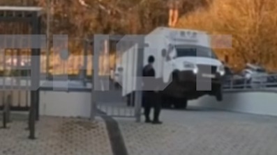 Вставшая на дыбы «газель» снесла забор и чуть не задавила охранника в Казани