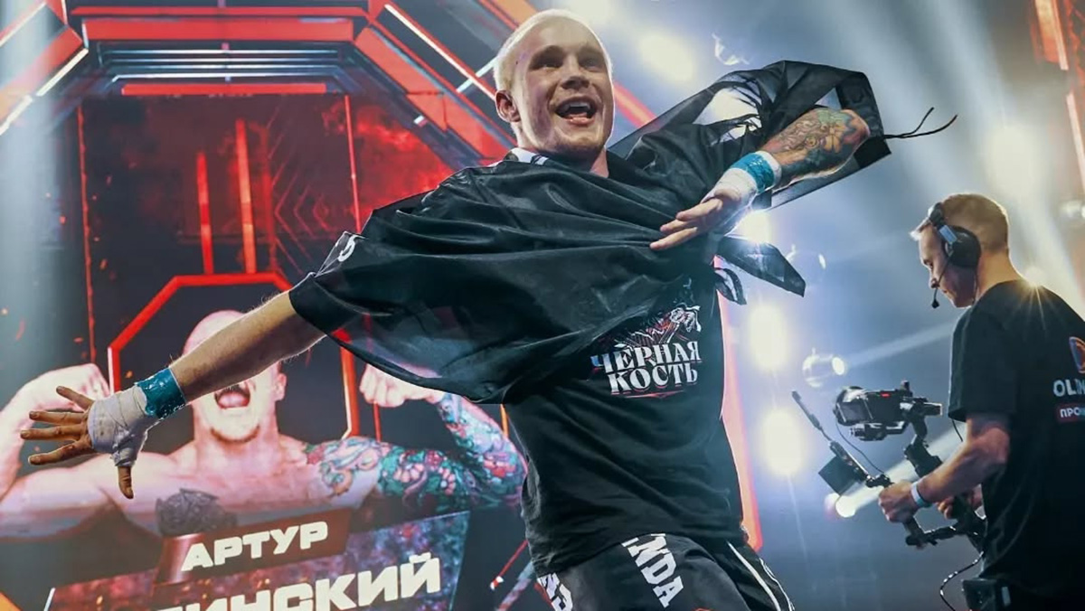 Суд арестовал бойца поп-ММА Акаба за русофобский лозунг