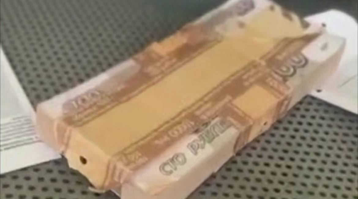 Подозрительную пачку 100-рублевых купюр нашли на остановке в Подмосковье