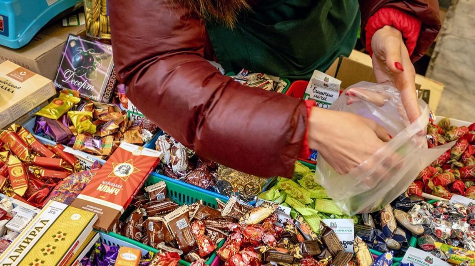 Участница московской ярмарки отправляет на фронт продукты и теплые письма